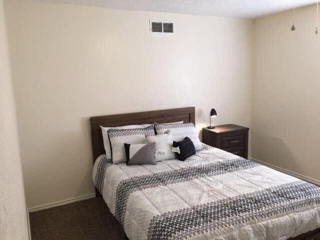 Quiet Townhouse Close To Fort Sill! 로턴 외부 사진